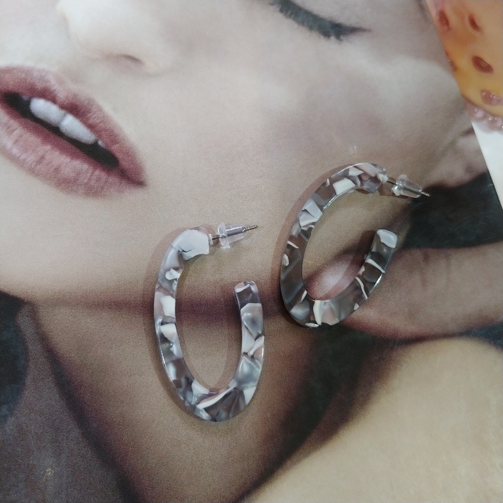 Lightweight‎ Acrylic Oval Hoop Earrings Gray White